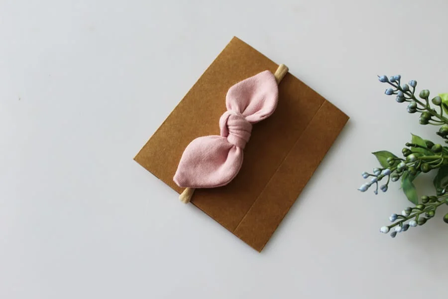 Opaska pin up bezuciskowa gumka brudny róż