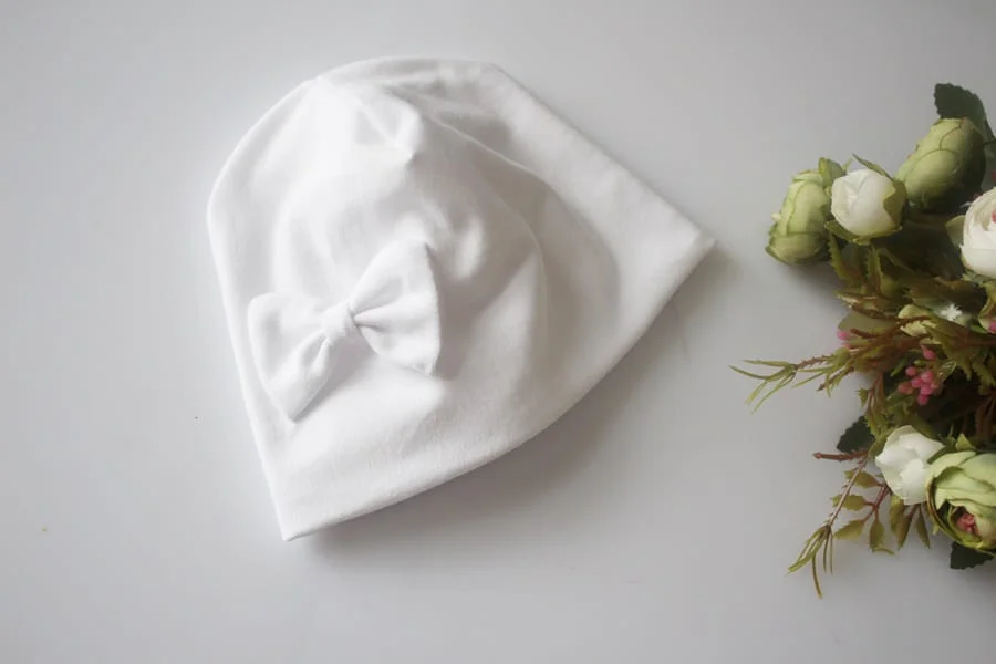 czapka biała kokardka chrzest podwójna