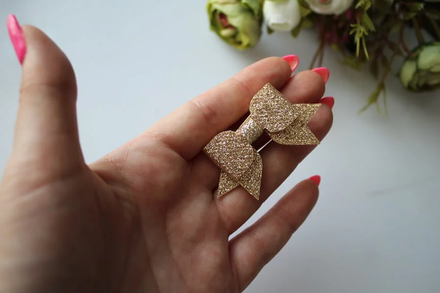 Spinka mini brokatowa kokardka srebrna