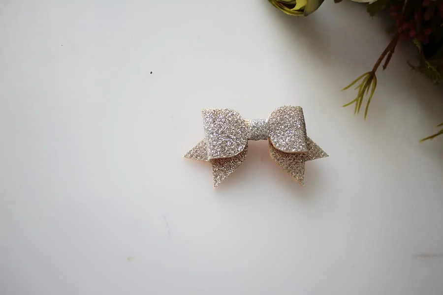 Spinka mini brokatowa kokardka srebrna
