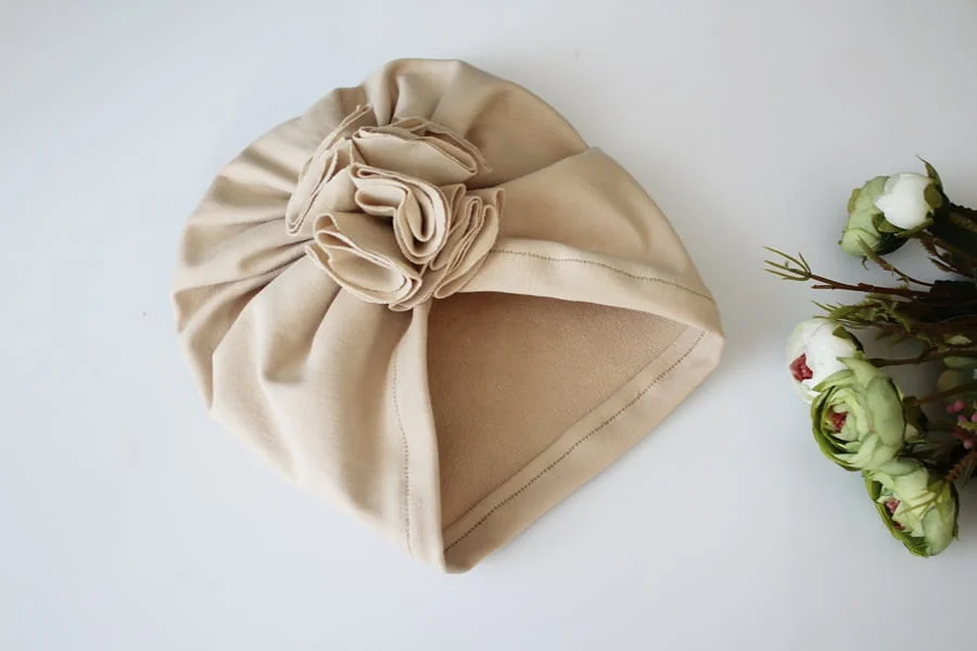 Czapka turban jasny beż kwiat wiosna/jesień 