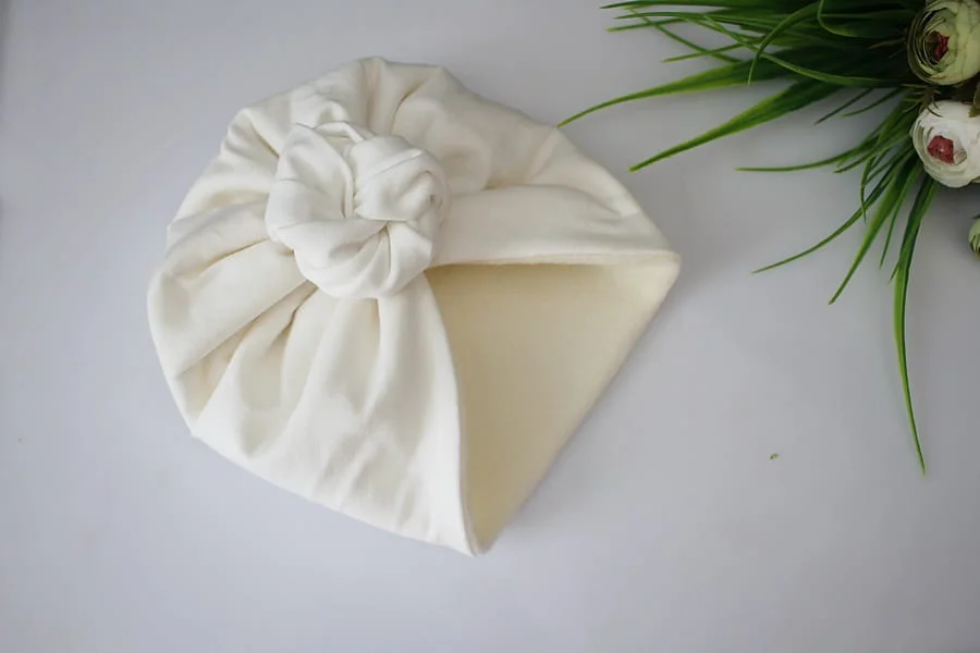 Czapka turban z pączkiem polar ecru CHRZEST zima