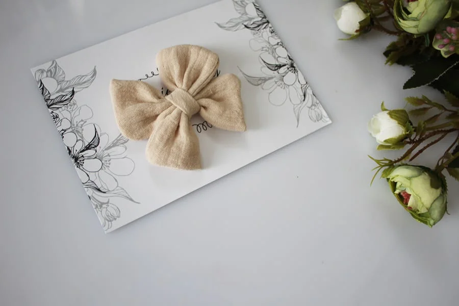 Spinka kokardka muślin biszkoptowy beż ok 7x7 cm 