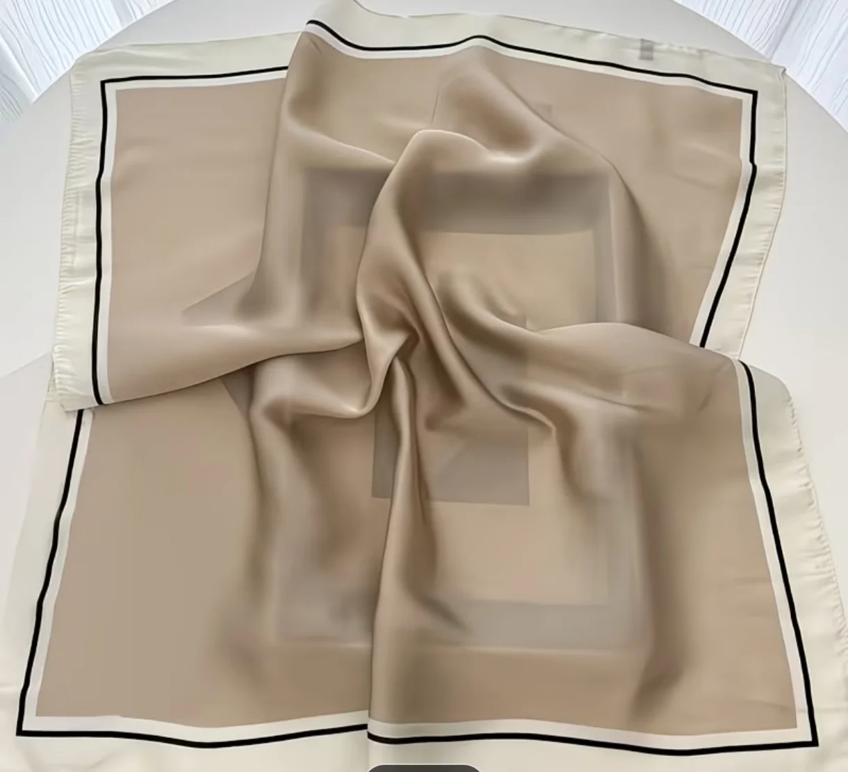 Apaszka duża satynowa ok 70x70 pasy beż