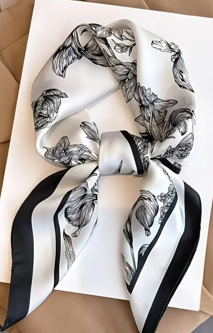 Apaszka duża satynowa ok 70x70 czarno białe kwiaty