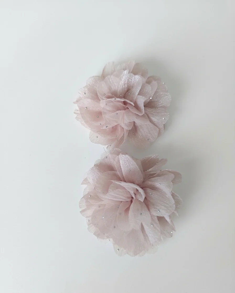 Klipsy Dopinki do butów kwiaty pudrowy róż srebrne kropki 2 szt zestaw