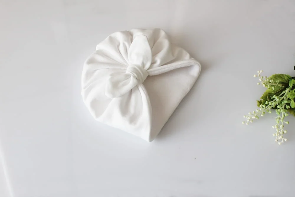 Czapka turban polar kokardka biel chrzest