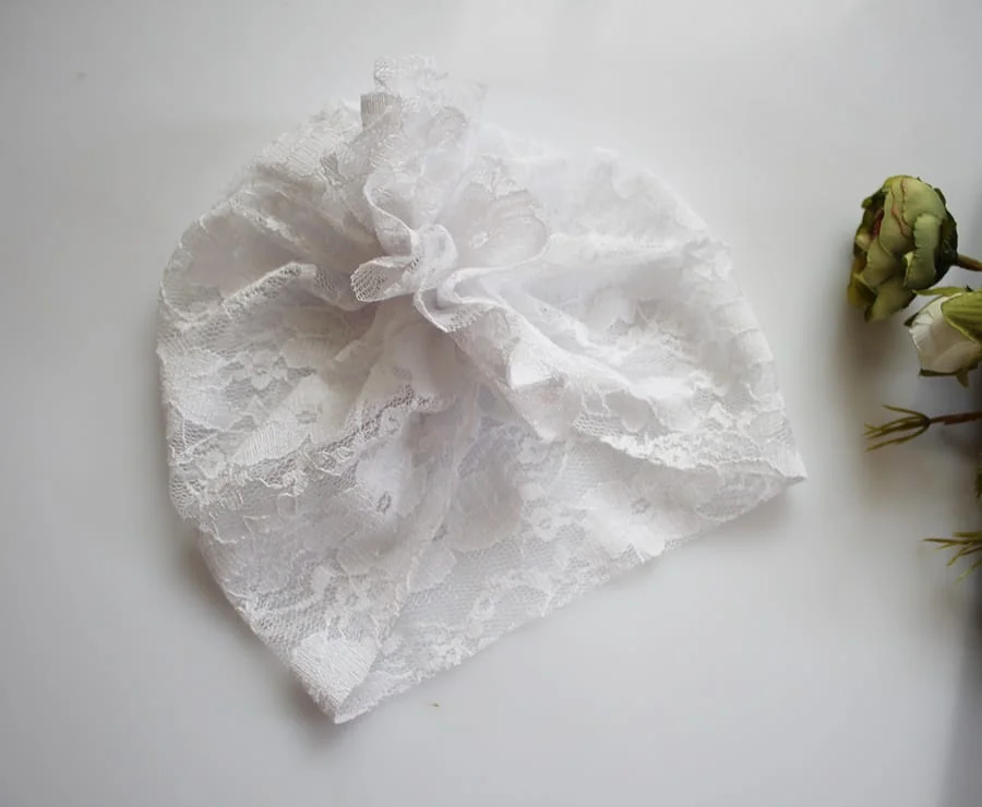 Czapka turban koronka biały
