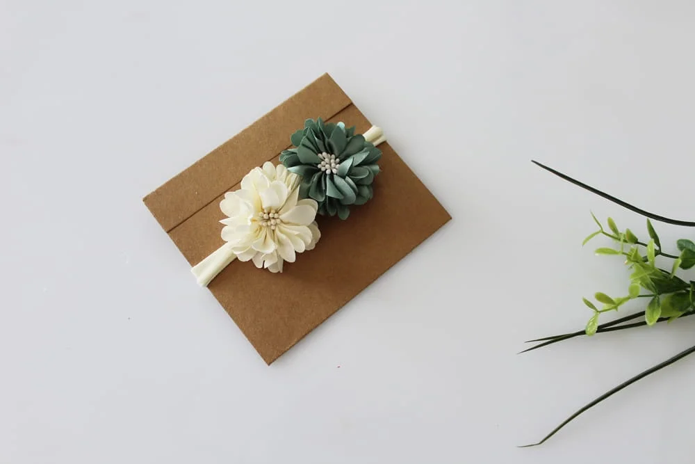 Opaska kwiatuszki ecru, zgaszona zieleń