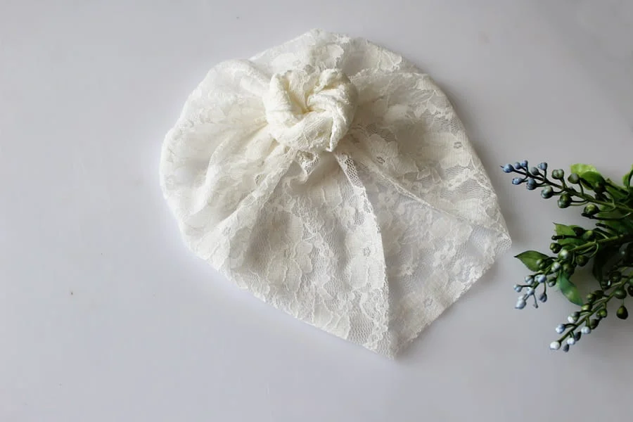Czapka turban koronka  ecru pączek